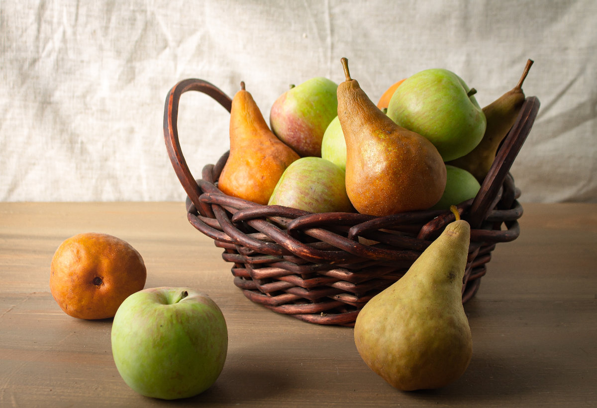 a bowl of pears and apples
